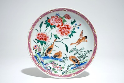 Une assiette et une th&eacute;i&egrave;re en porcelaine de Chine famille rose &agrave; d&eacute;cor d'oies, Yongzheng/Qianlong