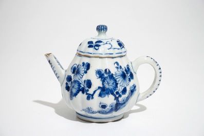 Een Chinese blauwwitte theepot, een allegorisch bordje en een kop en schotel, Kangxi/Qianlong