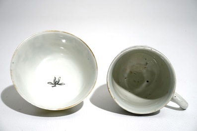 Deux tasses et une soucoupe en porcelaine de Chine grisaille &agrave; d&eacute;cor mythologique de V&eacute;nus et Cupidon, Qianlong
