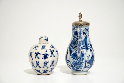 Quatre assiettes, une verseuse et un pot couvert en porcelaine de Chine bleu et blanc, Kangxi