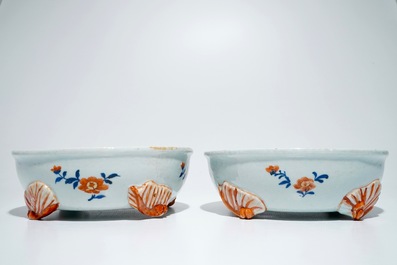 A pair of Chinese famille verte bowls on feet, Kangxi