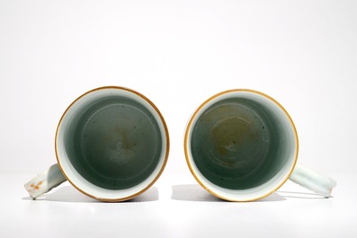 Une paire de chopes en pocelaine de Chine de style Imari, Kangxi