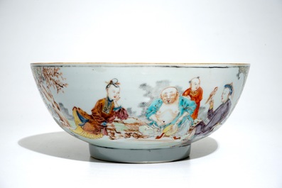 Een Chinese famille rose kom met mandarijns decor, Qianlong