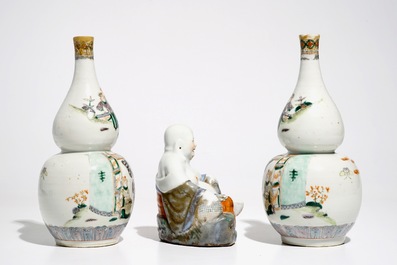 Une paire de vases de forme double goure en porcelaine de Chine famille verte et un mod&egrave;le d'un Bouddha, 19/20&egrave;me