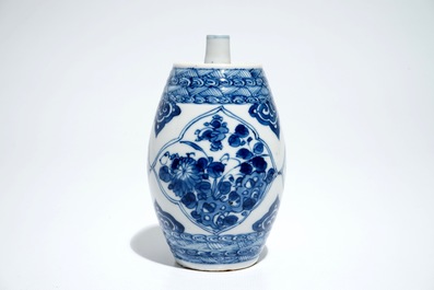 Een Chinese tonvormige flacon met blauwwit floraal decor, Kangxi
