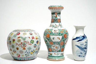 Trois vases en porcelaine de Chine famille verte, rose et bleu et blanc, 19&egrave;me