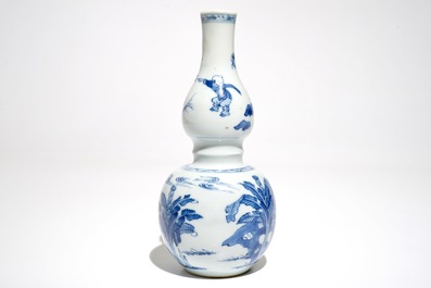 Un vase de forme double gourde en porcelaine de Chine bleu et blanc, Kangxi