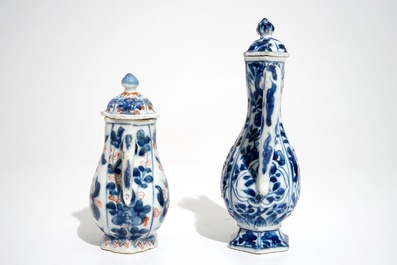 Een Chinese blauwwitte dekselkan en een Imari-stijl dekselkan, Kangxi