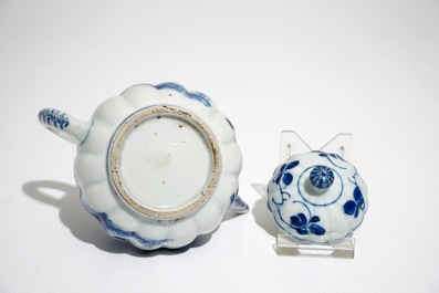 Une th&eacute;i&egrave;re, une assiette all&eacute;gorique et une tasse et soucoupe en porcelaine de Chine bleu et blanc, Kangxi/Qianlong