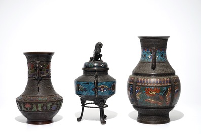 Trois vases en bronze et &eacute;maille champlev&eacute;, Chine, 19&egrave;me