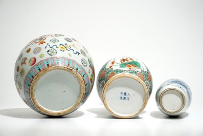 Trois vases en porcelaine de Chine famille verte, rose et bleu et blanc, 19&egrave;me