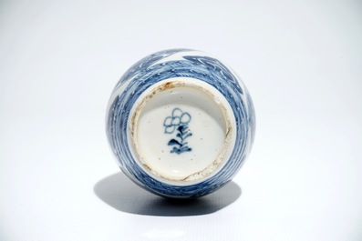 Un flacon en forme de tonneau en porcelaine de Chine bleu et blanc, Kangxi