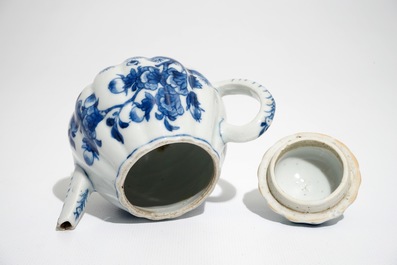 Een Chinese blauwwitte theepot, een allegorisch bordje en een kop en schotel, Kangxi/Qianlong