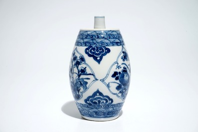 Un flacon en forme de tonneau en porcelaine de Chine bleu et blanc, Kangxi