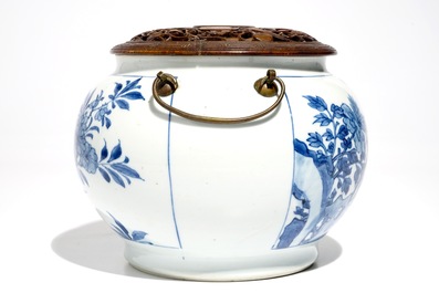 Un bol en porcelaine de Chine bleu et blanc aux anses en bronze, Kangxi