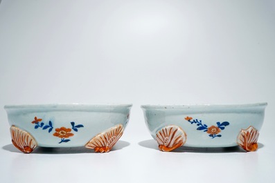 A pair of Chinese famille verte bowls on feet, Kangxi