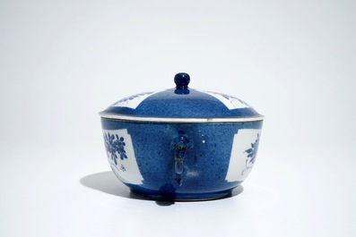 Un bol couvert en porcelaine de Chine bleu poudr&eacute;, Kangxi