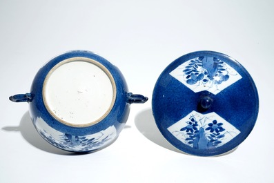 Een Chinese poederblauwe dekselkom met oren, Kangxi