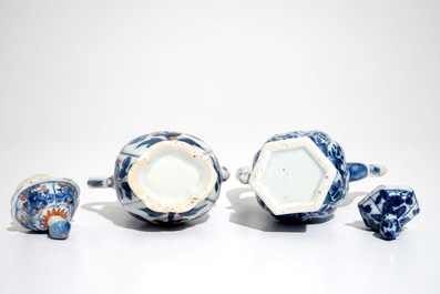 Une verseuse couverte en porcelaine de Chine bleu et blanc et une de style Imari, Kangxi