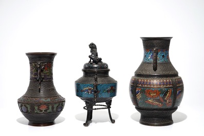 Trois vases en bronze et &eacute;maille champlev&eacute;, Chine, 19&egrave;me