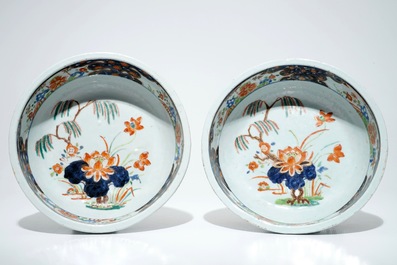 A pair of Chinese famille verte bowls on feet, Kangxi