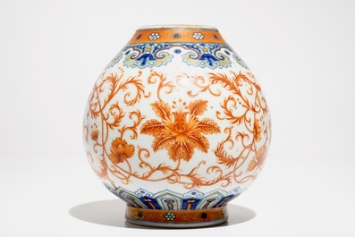 Un vase en porcelaine de Chine doucai et rouge de fer, marque de Qianlong, 20&egrave;me