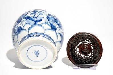 Un vase en porcelaine de Chine bleu et blanc au couvercle et socle en bois, Kangxi
