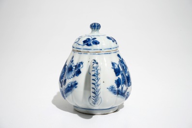 Een Chinese blauwwitte theepot, een allegorisch bordje en een kop en schotel, Kangxi/Qianlong
