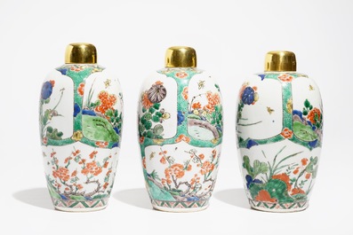 Drie Chinese famille verte potten met floraal decor en verguld metalen deksels, Kangxi