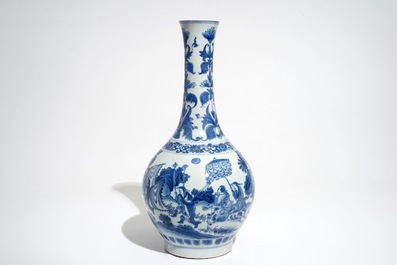 Un vase de forme bouteille en porcelaine de Chine bleu et blanc, &eacute;poque Transition