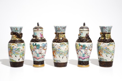 Deux vases en porcelaine de Chine famille rose dit &quot;de Nankin&quot; et trois vases famille verte, 19&egrave;me