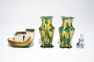 Une paire de vases de type &eacute;pinards et oeuf, un bateau en biscuit famille verte et un vase miniature, Kangxi