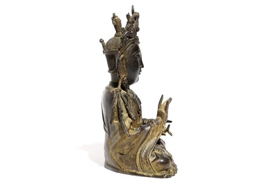 Een Chinese bronzen figuur van een zittende Guanyin, Ming