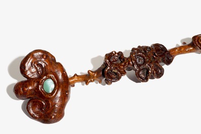 Een grote Chinese ruyi scepter in wortelhout, 19/20e eeuw