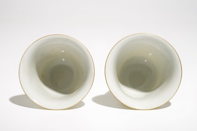 Une paire de tasses en porcelaine de Chine famille rose sur fond sgraffiato, 19/20&egrave;me