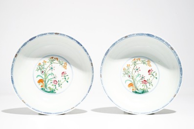 Une paire de bols en porcelaine de Chine doucai et famille rose, marque &agrave; 4 caract&egrave;res, 19/20&egrave;me