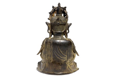 Een Chinese bronzen figuur van een zittende Guanyin, Ming