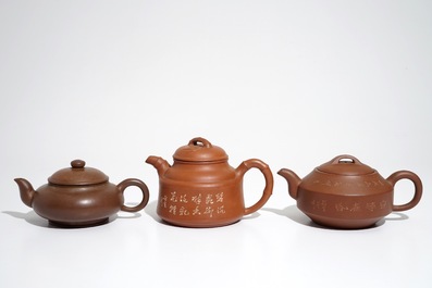 Drie diverse Yixing steengoed theepotten met deksels, 19e/20e eeuw