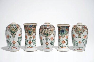 Une garniture de cinq vases en porcelaine de Chine famille verte, Kangxi