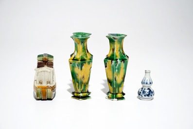 Une paire de vases de type &eacute;pinards et oeuf, un bateau en biscuit famille verte et un vase miniature, Kangxi