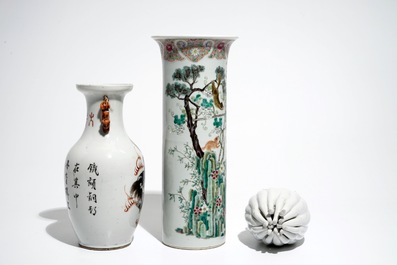 Une paire d'assiettes en porcelaine de Chine bleu et blanc, deux vases et une main de bouddha en blanc de Chine, 19/20&egrave;me