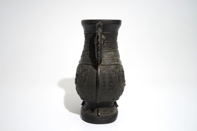 Un vase de forme hu archa&iuml;stique en bronze, 19&egrave;me