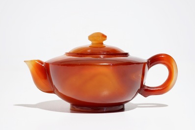 A Chinese agate teapot with cover, 20th C.