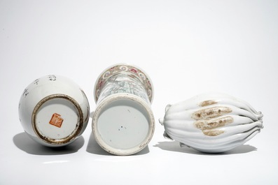 Une paire d'assiettes en porcelaine de Chine bleu et blanc, deux vases et une main de bouddha en blanc de Chine, 19/20&egrave;me