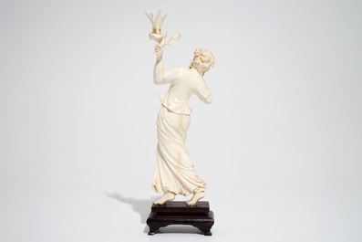 Une figure d'un femme au papillon en ivoire sculpt&eacute;, Chine, d&eacute;but du 20&egrave;me