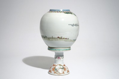 Une lanterne en porcelaine de Chine coquille d'oeuf famille rose, R&eacute;publique, 20&egrave;me