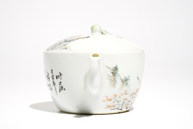 Een Chinese qianjiang cai theepot, gesigneerd Ren Huanzhang (1874-1902)