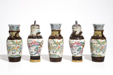 Deux vases en porcelaine de Chine famille rose dit &quot;de Nankin&quot; et trois vases famille verte, 19&egrave;me
