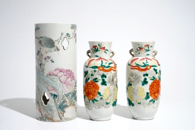 A Chinese famille rose rooster dish, a pair of vases and a qianjiang cai hat stand, 19/20th C.