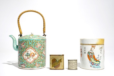 Un bo&icirc;te couverte &agrave; d&eacute;cor Wu Shuang Pu et une grande th&eacute;i&egrave;re en porcelaine de Chine, avec deux bo&icirc;tes en m&eacute;tal, 19/20&egrave;me